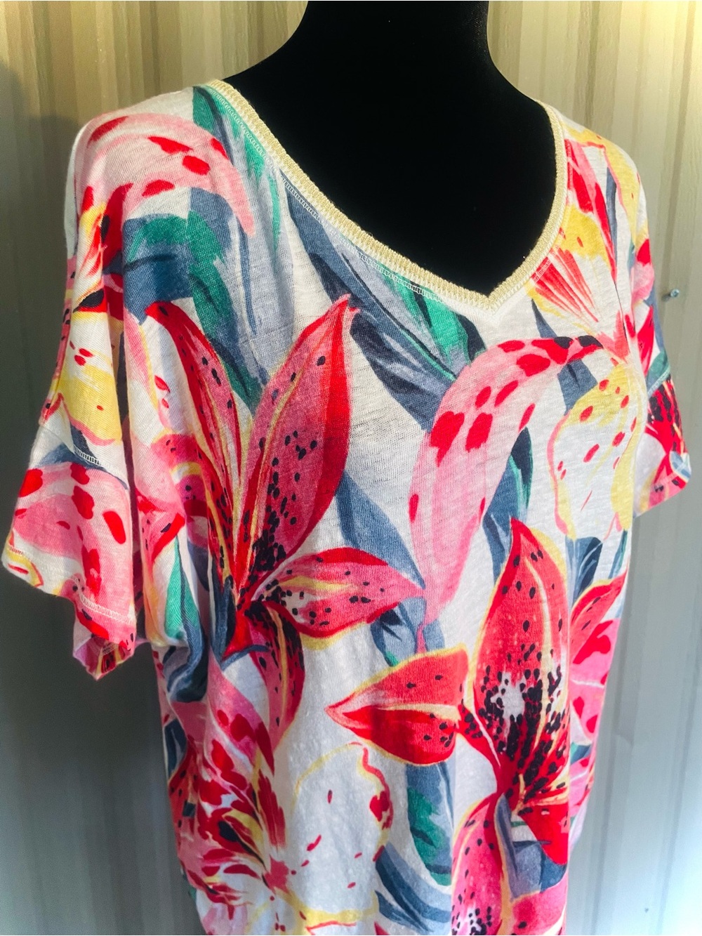 Chico's 100% Linen Slub Tee Drop Shoulder Floral Top V-neck Gold Sweater Trim L
